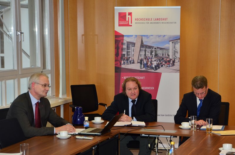 Sprachen über die Zukunft der Hochschule Landshut: (v.l) Hochschulpräsident Prof. Karl Stoffel, Landtagsabgeordneter Helmut Radlmeier und Staatssekretär Bernd Sibler