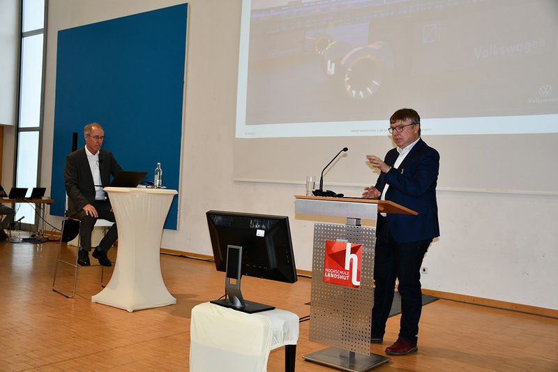 Im Anschluss beantwortete Wolfgang Müller-Pietralla (Volkswagen AG) Fragen aus dem (onlne-)Publikum, moderiert von Prof. Dr. Hubertus C. Tuczek.. 