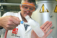 Flüssiger Energiespeicher: Prof. Dr. Josef Hofmann zeigt, wie eiskaltes Biomethan gewonnen wird. Die Verbindung ist tausendmal energiereicher als Biogas.