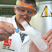 Liquid energy reservoir: Prof. Josef Hofmann demonstrates how to extract ice-cold biomethane. This compound is a thousand times more energy rich than biogas.