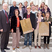 Die Initiatoren der Veranstaltungsreihe um Student Markus Geisel (vorne Mitte) mit Hochschulpräsident Prof. Dr. Karl Stoffel (links) und daneben Prof. Dr. Mechthild Wolff bei der Präsentation des Veranstaltungsplakates