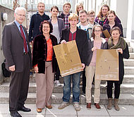 Die Initiatoren der Veranstaltungsreihe um Student Markus Geisel (vorne Mitte) mit Hochschulpräsident Prof. Dr. Karl Stoffel (links) und daneben Prof. Dr. Mechthild Wolff bei der Präsentation des Veranstaltungsplakates