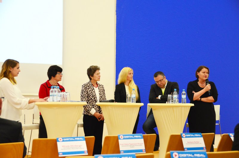 Die Podiumsdiskussion drehte sich um Chancen und Risiken der Digitalisierung in Schulen und Hochschulen.  (V. links: Moderatorin Walerija Petrowa, Prof. Dr. Petra Tippmann-Krayer von der Hochschule Landshut, Ministerialdirigentin Elfriede Ohrnberger, Laura Schüll von ebm-papst, Realschuldirektor Michael Graf und Barbara Gerber von Dräxlmaier)