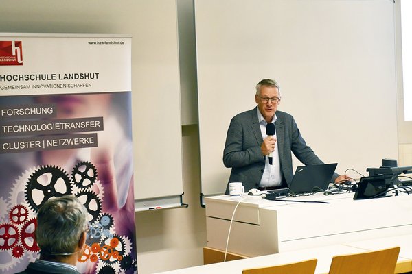 Veranstaltungsinitiator Prof. Dr. Josef Hofmann bei seiner Themeneinführung.