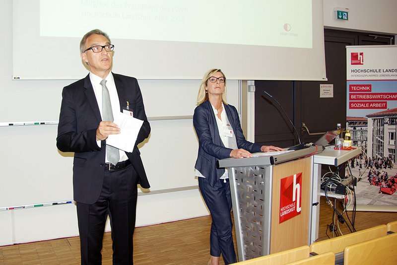 Initiator Prof. Dr. Thomas Zinser stellt die Referentin StB Sabine Dietloff (Mieglied des Präsidiums des LSWB) vor.