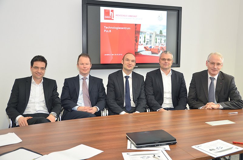 Vorfreudige Stimmung bei der Gründungssitzung des Technologiezentrum PuLs an der Hochschule: (v. li.) Prof. Dr. Alexander Kumpf, Prof. Dr. Carsten Röh, Prof. Dr. Sven Roeren, Prof. Dr. Markus Schneider und Prof. Dr. Karl Stoffel