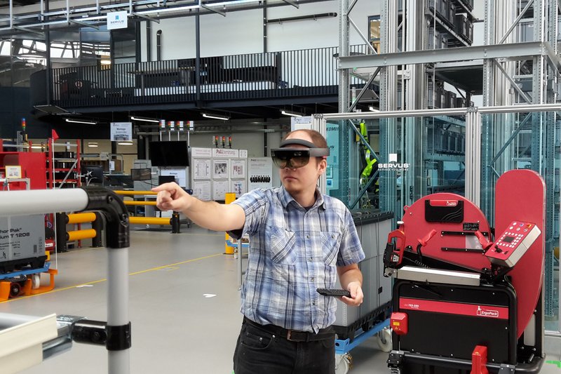Maximilian Langewort, Mitarbeiter des TZ PULS, testet die Datenbrille mit erweiterter Realität in der Muster- und Lernfabrik.