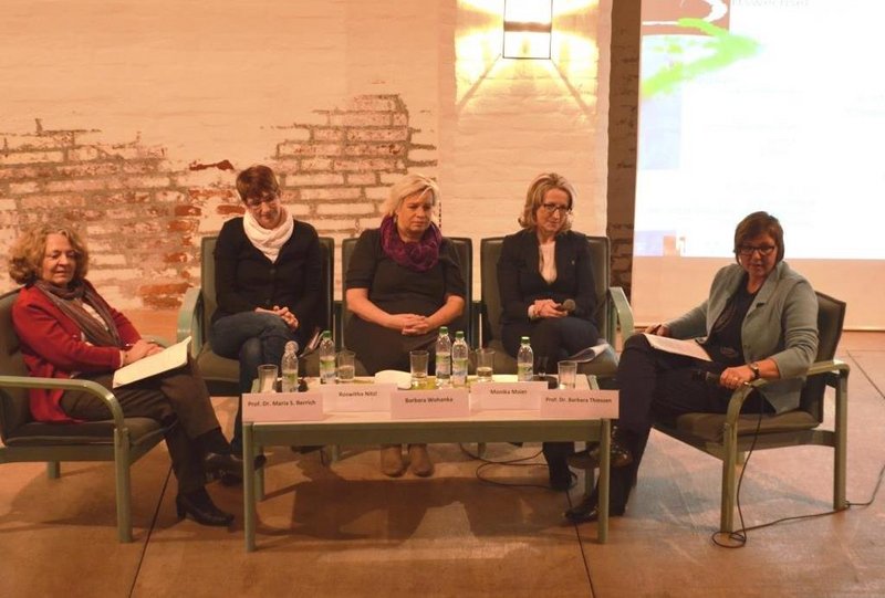 Unser linkes Bild zeigt die Referentinnen des Abends (von links Prof. Dr. Maria S. Rerrich, Roswitha Nitzl, Barabara Wohanka, Monika Maier und Prof. Dr. Barbara Thiessen), rechts der stellvertretende Landrat Fritz Wittmann.