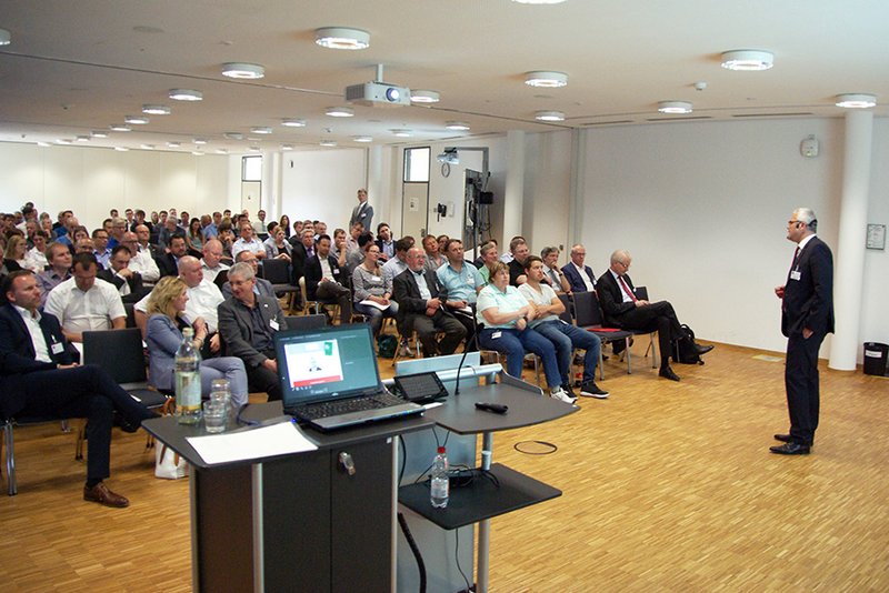 Die vielen interessierten Fragen moderierte Prof. Dr. Markus Schmitt (hinten rechts).