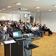 Die vielen interessierten Fragen moderierte Prof. Dr. Markus Schmitt (hinten rechts).