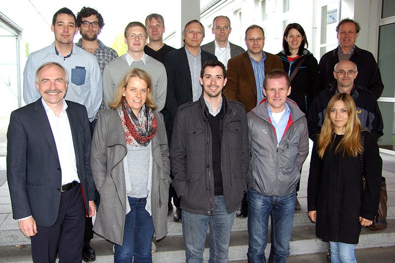 Die Partner des Forschungsprojektes n2m mit Univ. Prof. Dr. Nicola Hüsing (Paris-Lodron Universität Salzburg, vorne, 2.v.l.) und Prof. Dr. Otto Huber (Hochschule Landshut, vorne links).