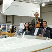 Auf der Hannover Messe im ausgestellten Boot von Avantgarde Technology (v.l.n.r.): Kerstin Hirche (Projektleitung Deutsche Messe AG), Wolfram Schmucker (Geschäftsführer Avantgarde Technology) und Marc Bicker (Leichtbau-Cluster)