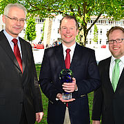 Stolz präsentiert Preisträger Prof. Dr. Carsten Röh (Mitte) den Cross-Border Award. Hochschulpräsident Prof. Dr. Karl Stoffel (li.) und Vizepräsident Forschung und Technologietransfer Prof. Dr. Holger Timinger gratulierten zum Erfolg