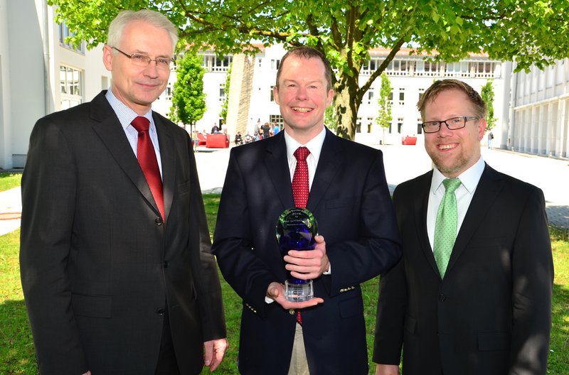 Stolz präsentiert Preisträger Prof. Dr. Carsten Röh (Mitte) den Cross-Border Award. Hochschulpräsident Prof. Dr. Karl Stoffel (li.) und Vizepräsident Forschung und Technologietransfer Prof. Dr. Holger Timinger gratulierten zum Erfolg
