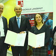 Hochschulpräsident Prof. Dr. Karl Stoffel (links) und Vizepräsidentin Prof. Dr. Petra Tippmann-Krayer (rechts) gratulierten am Dienstag Prof. Dr. Sven Roeren und Prof. Dr. Maren Martens zum Preis der Lehre.