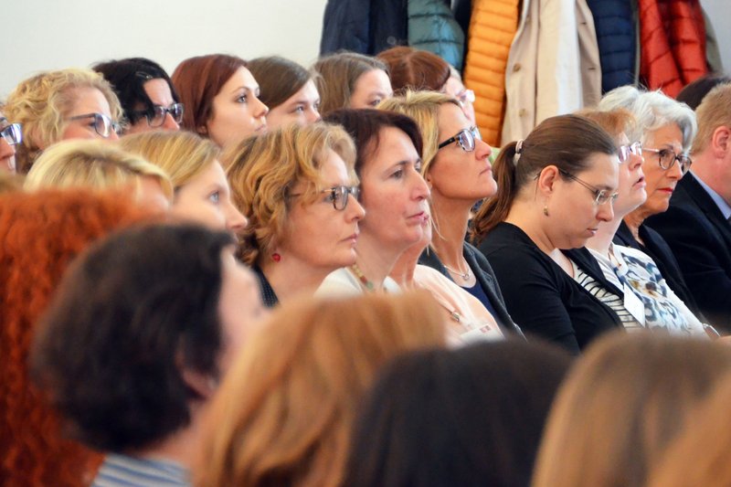 Rund 250 Menschen beschäftigten sich an der Hochschule Landshut auf einer Fachtagung damit, wie häusliche Gewalt über Generationen weitergegeben wird – und wie man das verhindern kann.