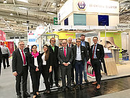 Cluster-Manager Marc Bicker (rechts) mit den Vertretern/innen der Partnerunternehmen des LC-Gemeinschaftsstands.