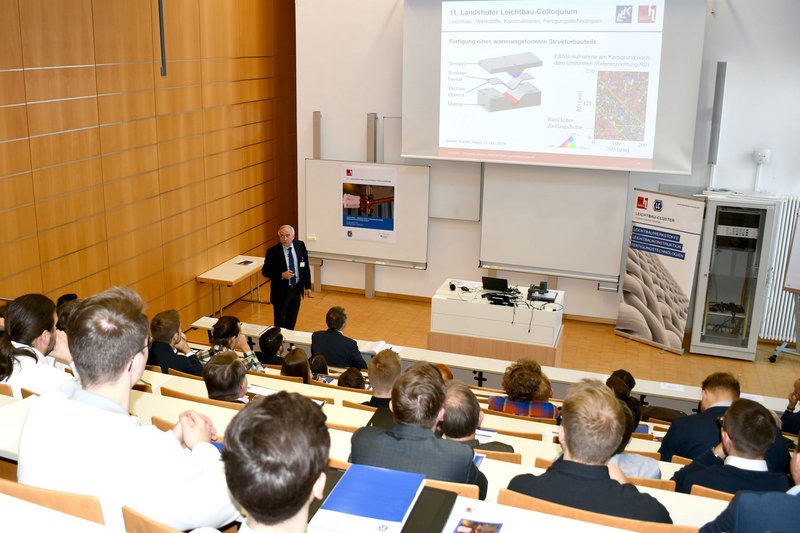 Veranstaltungsinitiator Prof. Dr. Otto Huber bei seiner inhaltlichen Einführung.