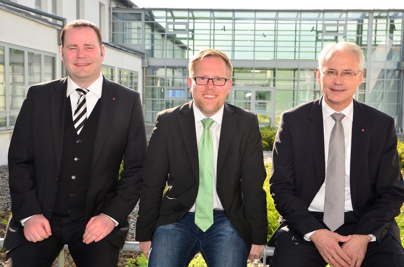 Hochschulpräsident Prof. Dr. Karl Stoffel (re.) beglückwünscht seine Kollegen (v. li.) Prof. Dr. Christian Seel und Prof. Dr. Holger Timinger zur Institutsgründung