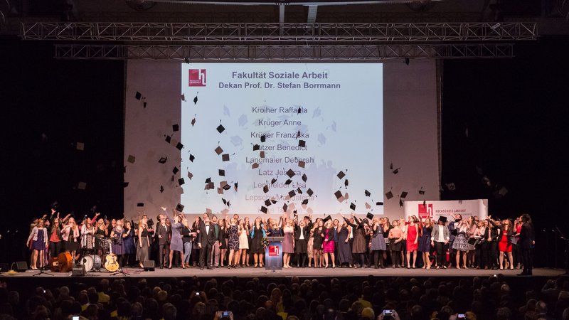 Fast 1.000 Absolventen schlossen im vergangenen Jahr ihr Studium an der Hochschule Landshut ab. Dafür flogen am Samstag die Hüte.