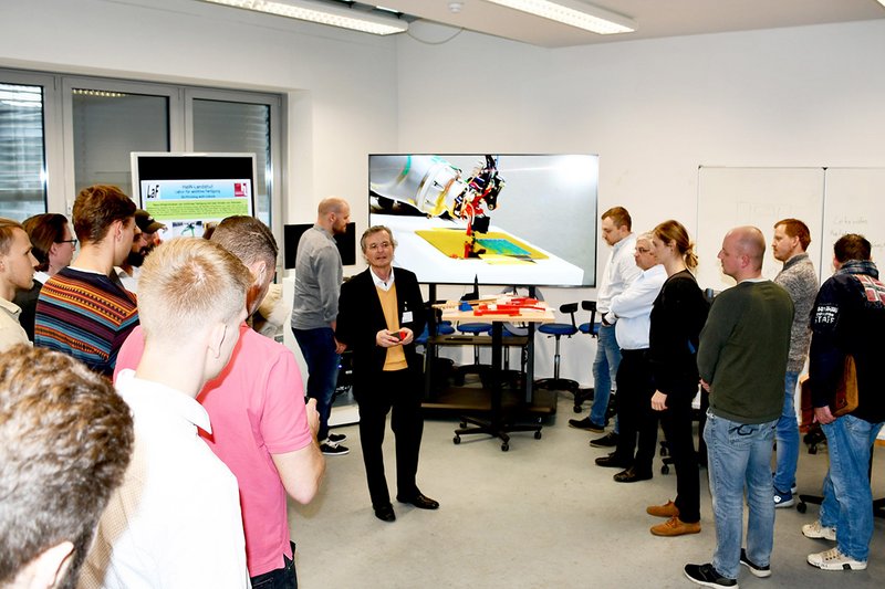 Viele Teilnehmer/-innen nutzten die Gelegenheit für eine Führung durch das Laobr für Additive Fertigung mit Laborleiter Prof. Dr. Norbert Babel.