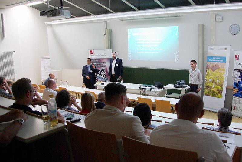 Das große Interesse der Teilnehmer/-innen zeigte die lebhafte Diskussion im Anschluss an die Vorträge, hier (v.l.n.r.) Prof. Dr. Abdelmajid Khelil, Prof. Dr. Christian Seel und Marcel Kokorsch. 