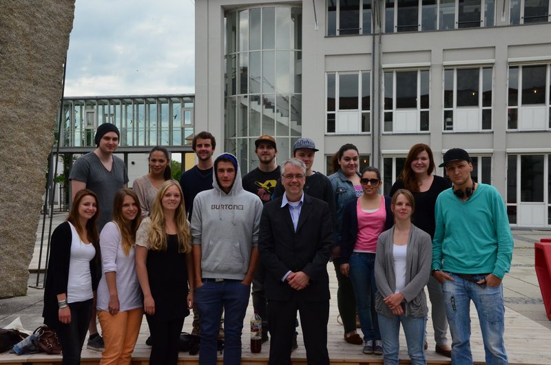 Prof. Dr. Markus Fischer mit den Studierenden, die für ein Auslandsjahr nach Dublin an das Griffith College wechseln