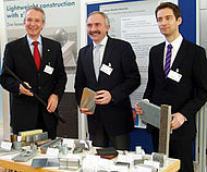 Die Referenten der Eröffnungsvorträge Prof. Dr. Heinz Voggenreiter (DLR, Stuttgart, links) und Dipl-Ing. Peter Urban (IKA RWTH Aachen, rechts) mit Initiator Prof. Dr. Otto Huber (Hochschule Landshut)