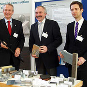 Die Referenten der Eröffnungsvorträge Prof. Dr. Heinz Voggenreiter (DLR, Stuttgart, links) und Dipl-Ing. Peter Urban (IKA RWTH Aachen, rechts) mit Initiator Prof. Dr. Otto Huber (Hochschule Landshut)