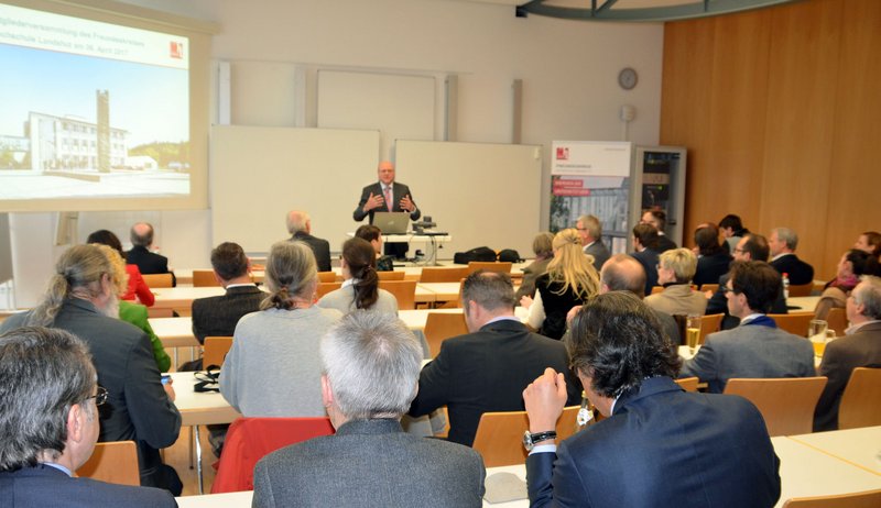 Der Vorsitzendes des Freundeskreises der Hochschule Landshut, Ludwig Zellner, zog eine positive Jahresbilanz.