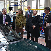 Bei der Besichtigung des Labors für Fahrzeugtechnik: Prof. Dr. Sven Roeren (Hochschule Landshut, links), daneben Professor Dr. Pavel Topală (Universität Balti), Sandra Wikenhauser-Hopf (Dräxlmaier Group), Hochschulpräsident Prof. Dr. Karl Stoffel (mi