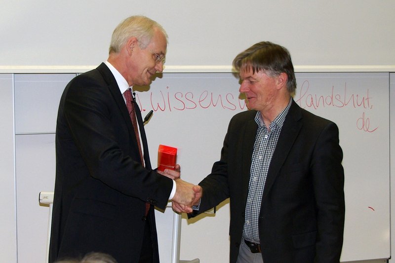Hochschulpräsident Prof. Dr. Stoffel bedankte sich bei Dr. Alfons Hämmerl für 15 Jahre Wissenswerk.