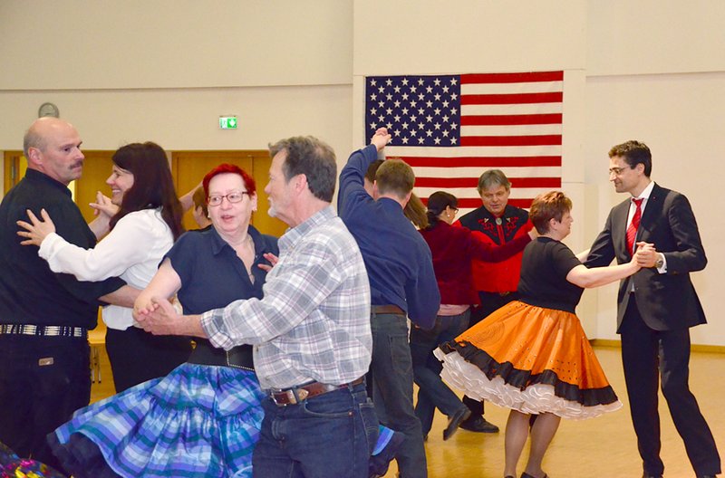 Zusammen mit der Square-Dance Gruppe "Flying Kangoroos" und einer Jazz-Band schwingten auch die Gäste das Tanzbein