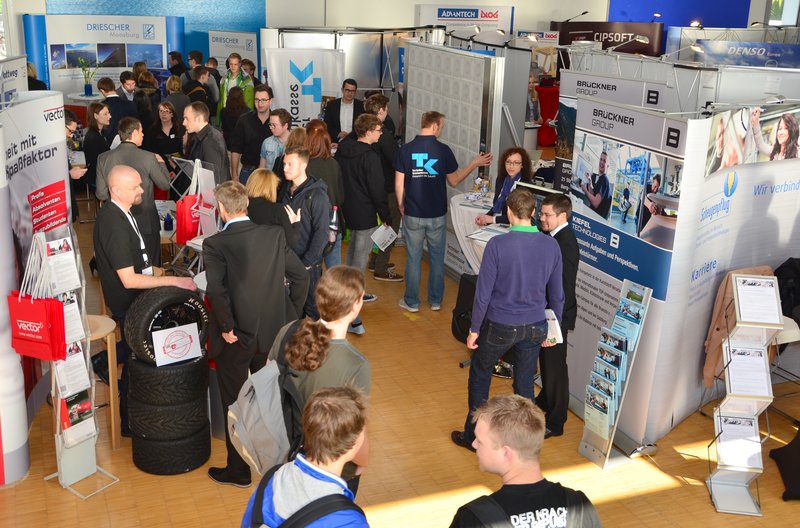 Etwa 140 Firmen aus allen Fachbereichen waren auf der 18. Studentischen Karrierebörse an der Hochschule Landshut vertreten