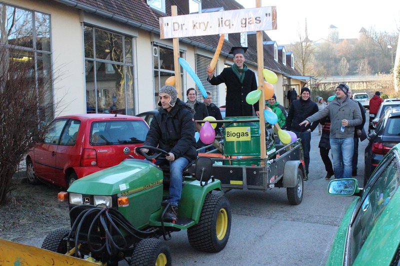 Im Anschluss an das Rigorosum fand der traditionelle Umzug über das Campusgelände Weihenstephan statt. Der festlich geschmückte „Umzugswagen“ sowie der Festzug aus Doktoranden, Freunden, Familienangehörigen und Professoren sorgte für Aufsehen.