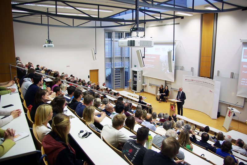 Rund 200 interessierte Teilnehmer/-innen konnte Hochschulpräsident Prof. Dr. Stoffel bei der Veranstaltung begrüßen.