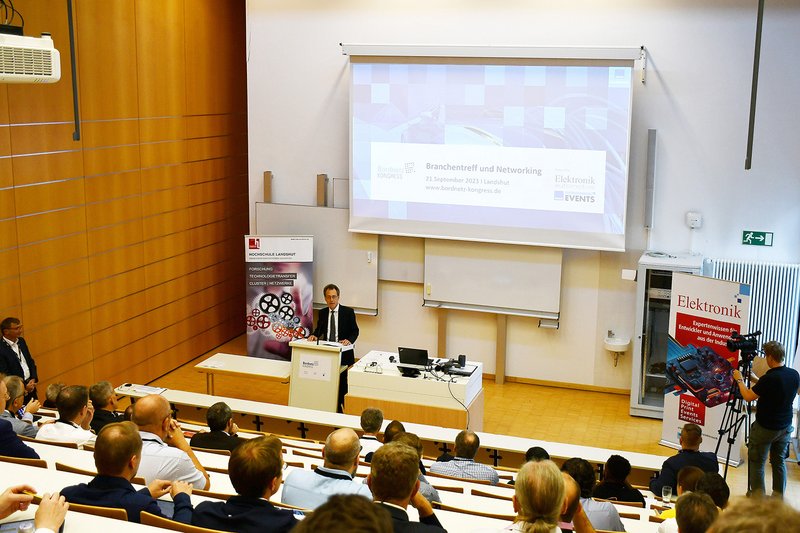 Hochschulpräsident Prof. Dr. Fritz Pornbacher bei der Begrüßung der Teilnehmer am Bordnetz Kongresses.