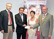 Spendenübergabe bei der Hochschule Landshut (von links): Prof. Dr. Karl Stoffel, Präsident der Hochschule Landshut, Johann Heckner, Vorstandsvorsitzender der Sparkasse Landshut, Ursula Weger, stv. Vorsitzende des Freundeskreises für die Hochschule Land