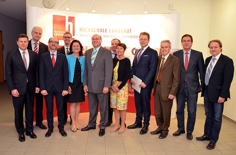 Am Donnerstagabend wurde die neue Vorstandschaft des Freundeskreises Hochschule Landshut gewählt – Stadtrat Ludwig Zellner (6. v. l.) bleibt Vorsitzender