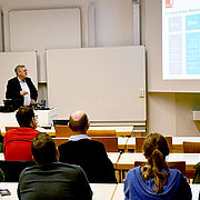 Vom Grauen bis zum Grünen Wasserstoff - Prof. Dr. Josef Hofmann erläutert die Herstellung von Wasserstoff.