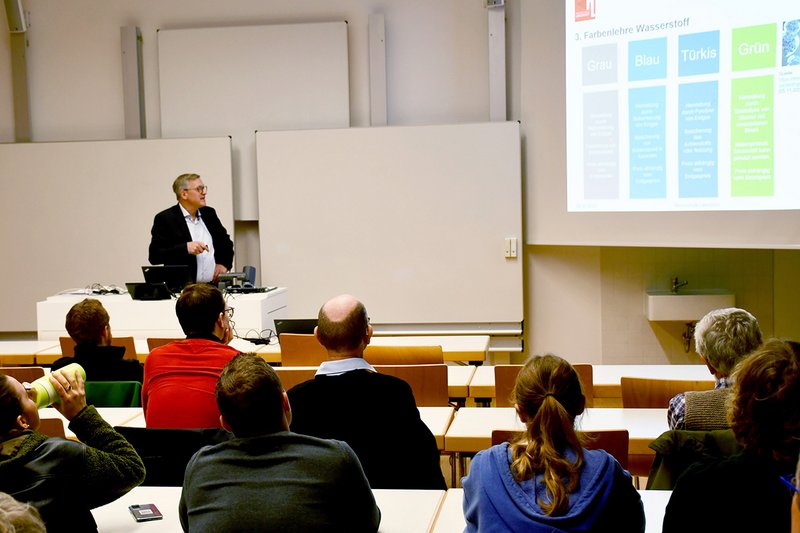 Vom Grauen bis zum Grünen Wasserstoff - Prof. Dr. Josef Hofmann erläutert die Herstellung von Wasserstoff.