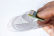 Gedruckte Elektronik lautete ein wichtiges Thema des 3. Symposiums Elektronik und Systemintegration, hier eine Starr-Flex-Verbindung einer bedruckten temperaturempfindlichen PET Folie mit FR-4 Substrat mittels ACF Bonding.