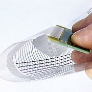 Gedruckte Elektronik lautete ein wichtiges Thema des 3. Symposiums Elektronik und Systemintegration, hier eine Starr-Flex-Verbindung einer bedruckten temperaturempfindlichen PET Folie mit FR-4 Substrat mittels ACF Bonding.