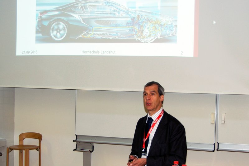 Prof. Dr. Mathias Rausch von der Hochschule Landshut stellte den Masterstudiengang Bordnetzentwicklung vor.