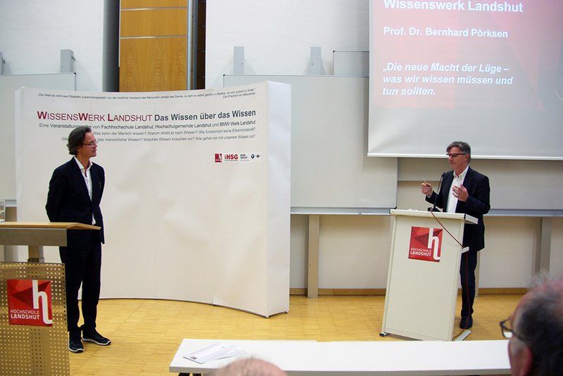 Dr. Alfons Hämmerl von der Hochschulgemeinde moderierte die Diskussion.