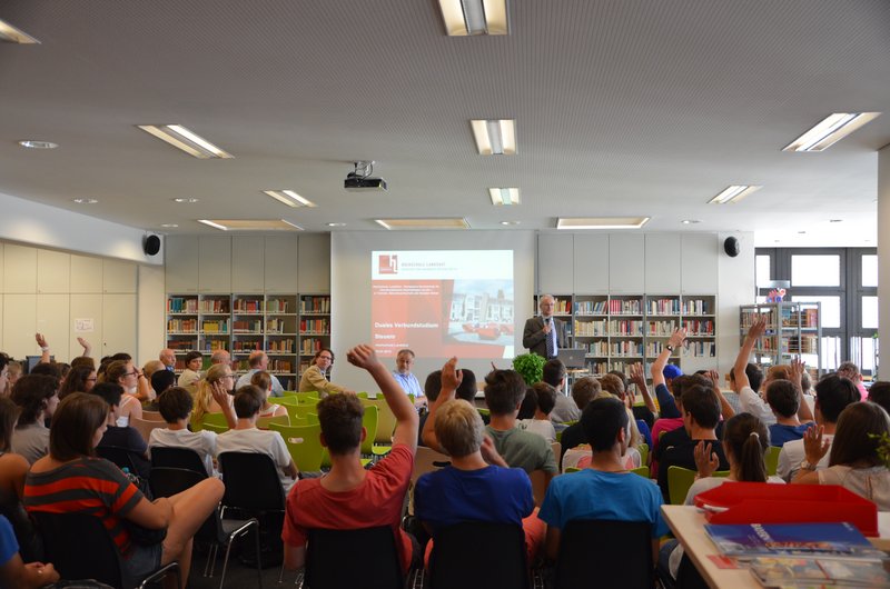 Die Schüler/innen der Q11 des Hans-Leinberger-Gymnasiums Landshut informierten sich über das Verbundstudium Steuern