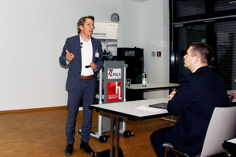 Prof. Dr. Sebastian Meißner stellt vor, welche neuen Dienstleistungen auf dem Weg zur Smart Factory möglich werden.