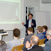 Unternehmensvertreter präsentierten ihre innovativen Entwicklungen, hier Lukas Berbuer (AMITRONICS Angewandte Mikromechatronik GmbH). 
