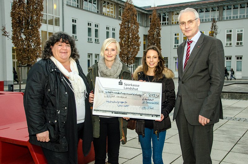 Die Vorsitzenden Franziska Fendl und Sophie Güthe (mittig v. li.) übergaben zusammen mit Hochschulpräsident Prof. Dr. Karl Stoffel den Check an Beate Blinzler von der UNICEF Arbeitsgruppe Landshut