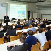 Die Teilnehmer konnten Vorträge in 2 parallelen Sessions wählen, hier Dr. Bernhard Brunner (Fraunhofer ISC) beim Vortrag.
